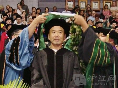 （2012）村上春树获夏威夷大学荣誉博士称号
